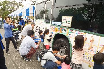 写真:お絵かきバスの様子