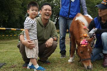 写真:ポニーと遊ぼう!わくわくふれあい・乗馬体験の様子