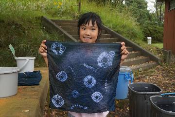 写真:しぼり染体験コーナーの様子