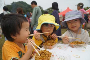写真:会場で食事をとる子どもたちの様子