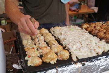 写真:たこ焼きを作る出展者の様子