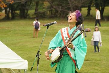 写真:山口晃司氏による世界最速の三味線演奏の様子