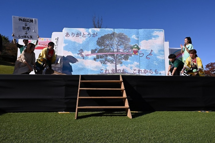 写真:モザイクアートのお披露目の瞬間の様子