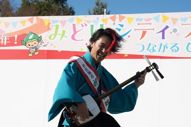 写真:山口晃司氏による世界最速の三味線演奏の様子