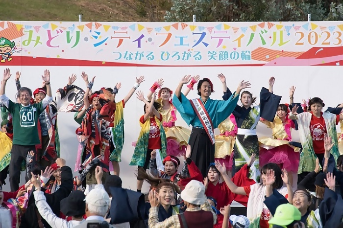 写真:緑区どまつりチームの総踊りの様子