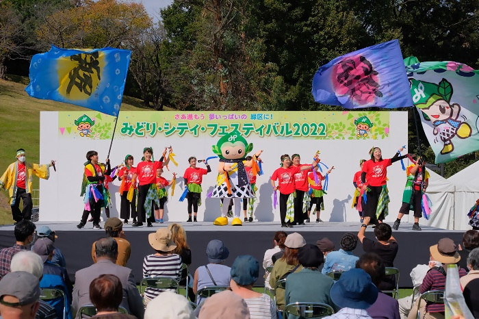 写真:緑区どまつりチームの演舞メドレー