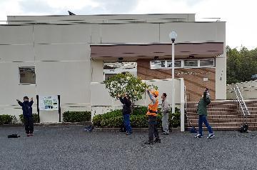 写真：ウオーキング後ののストレッチ