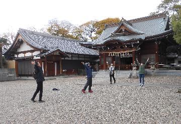 写真：八幡社境内でのストレッチ
