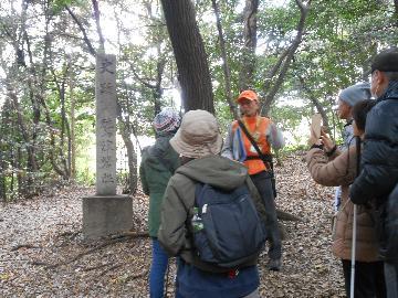 写真：鷲津砦跡の碑での解説