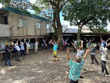 写真：ウオーキング前のストレッチ