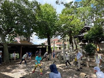 写真：ウオーキング後のストレッチ