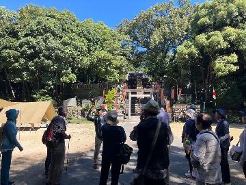 写真：天満社境内にて神社の由緒を解説