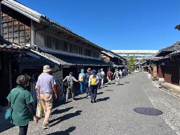 写真：旧東海道を伝統的建築物を観ながらウオーキング