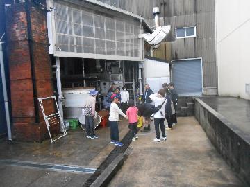 写真：お酒の原水にふれて、口に含んで