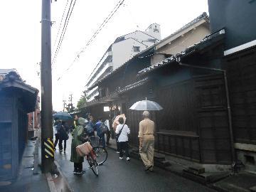 写真：ウオーキング後の酒蔵見学。神の井酒造に到着