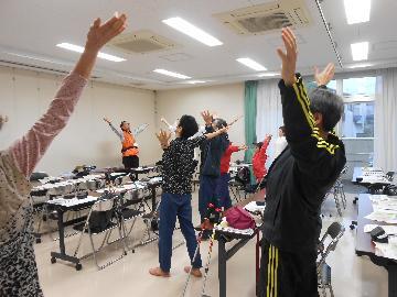 写真：ウオーキング前にストレッチ