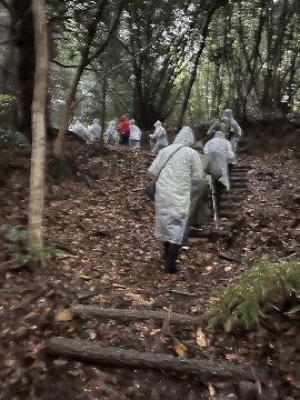 写真：雨の中、鷲津砦跡に向けて登ります