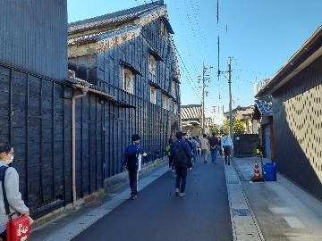 写真：黒色の板塀のある酒蔵