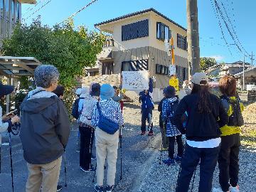 写真：大手門跡を見ながら兵糧入れについて説明