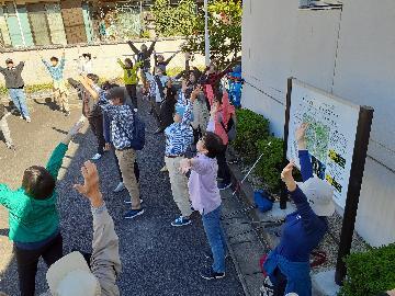 写真：ウオーキング後のストレッチ