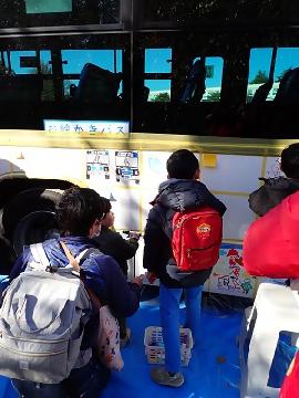 写真：お絵描きバスの様子