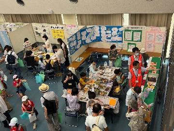 写真：講堂の大学生によるブース出展