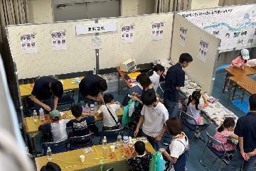 写真：講堂の高校生によるブース出展