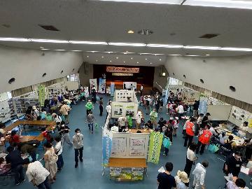 写真：講堂の環境団体等によるブース出展