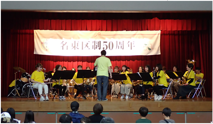 写真：めいとうママ楽団オハナの演奏の様子