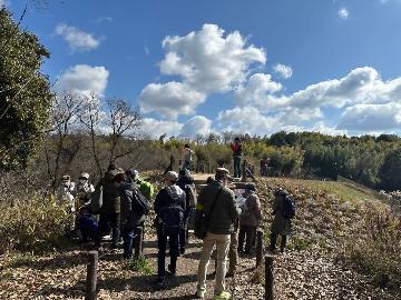 写真:塚の杁池の周りを散策している様子