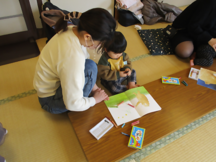 写真：絵本でつながる親子の時間の様子
