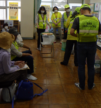 写真:水害時のトイレに関するワークショップ中の様子