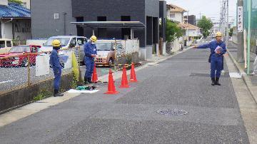 写真:地下式給水栓設置訓練の様子