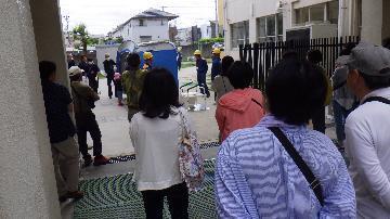 写真:仮設トイレ設置訓練の様子