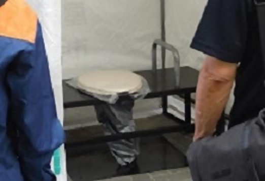 写真:仮設トイレ設置訓練