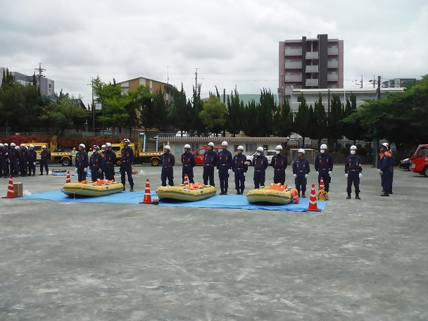 写真:消防署・消防団によるゴムボート組み立て訓練