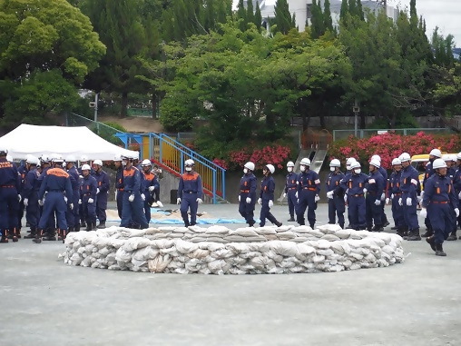 写真:消防署・消防団による水防工法訓練