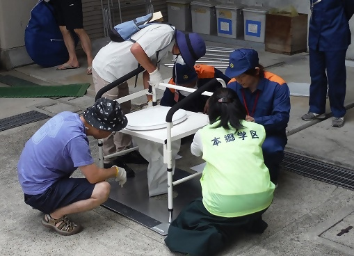 写真:仮設トイレの設置の訓練