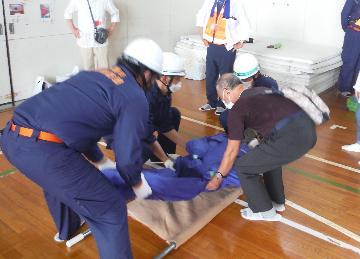 写真：搬送訓練の様子