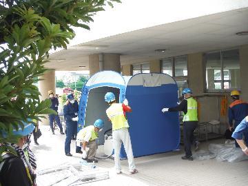 写真：仮設トイレ設置訓練の様子