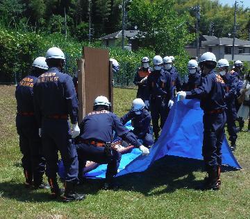写真:消防署・消防団による簡易水防工法訓練