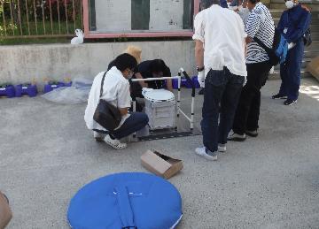 写真:仮設トイレの設置の訓練