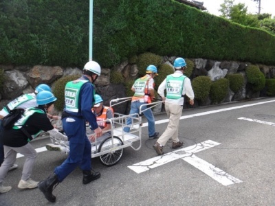 写真：香流学区で実施された救援訓練の様子