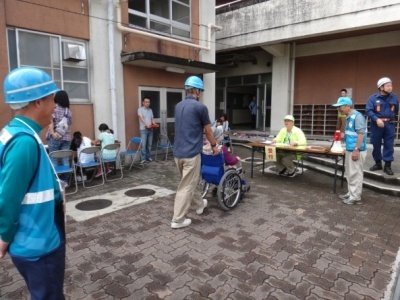 写真：前山学区で実施された救援訓練の様子