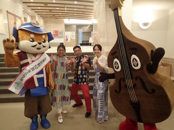 写真:PUENTEのみなさま、めいとう勝家くん、オケ太郎