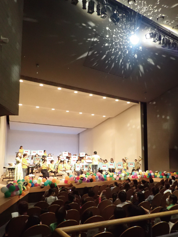 写真：歌手の歌声に合わせてミラーボールが回転している様子