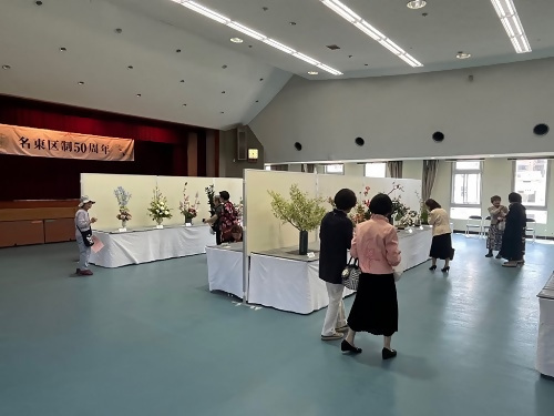 写真:お花を楽しむ来場者の様子