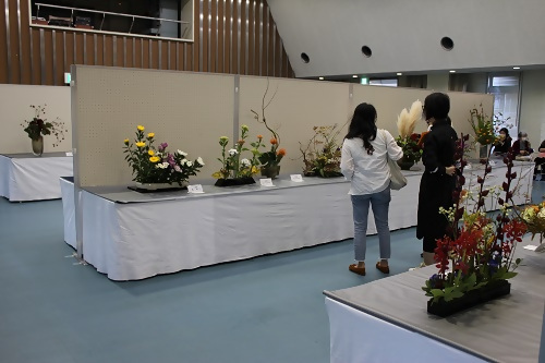 写真：お花を楽しむ来場者の様子1