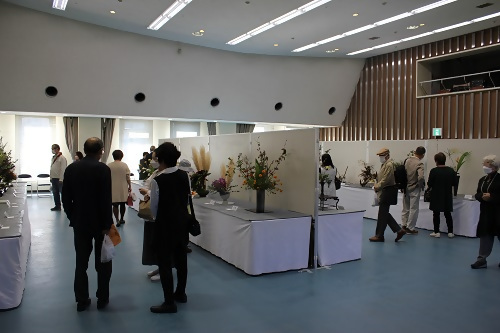 写真：お花を楽しむ来場者の様子2