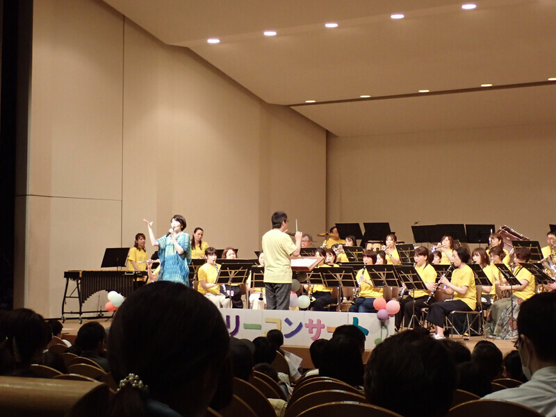 写真：うたのおねえさんが歌っている様子